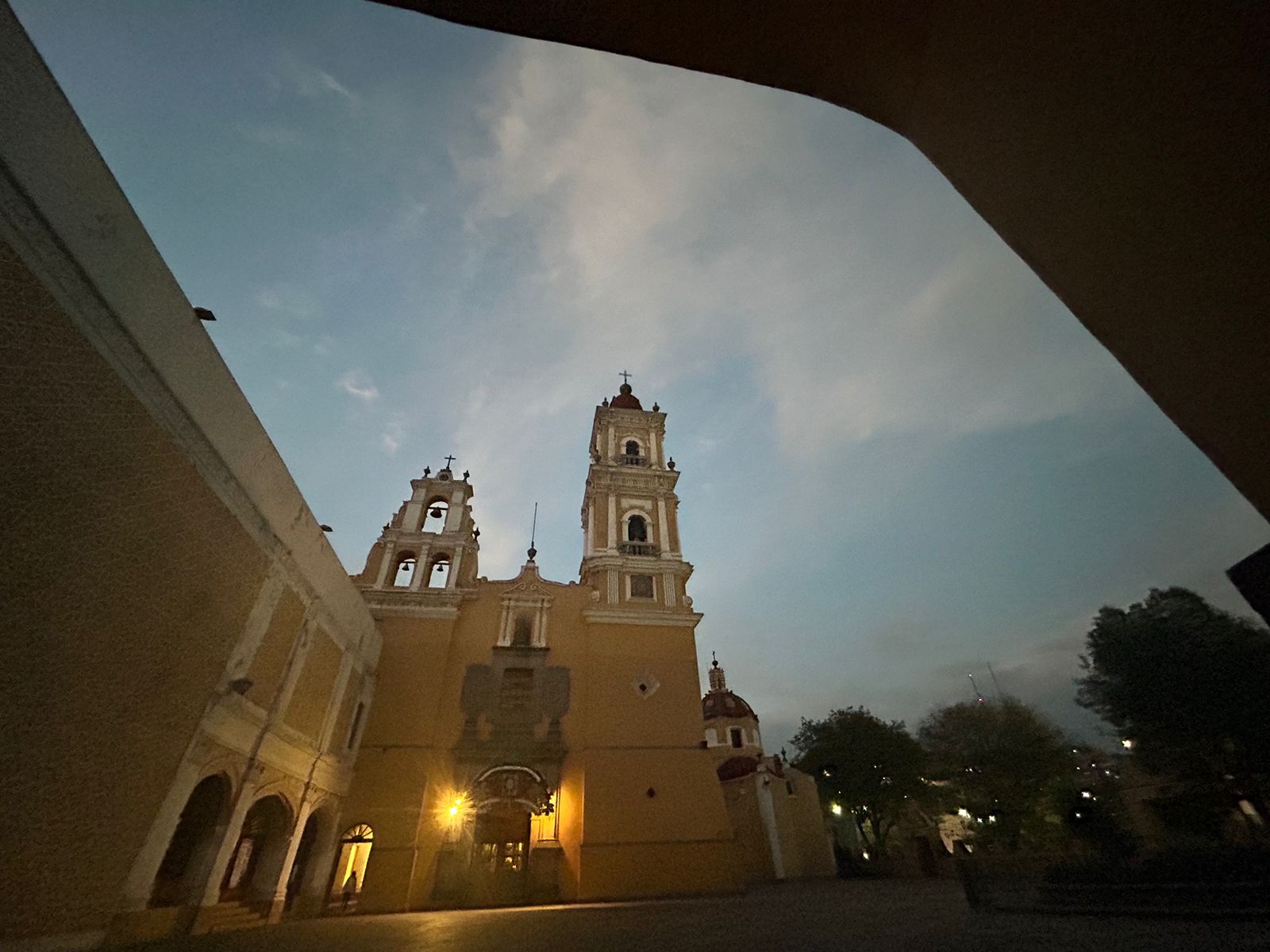 Al sonar las doce campanadas de la media noche en la Iglesia del Carmen se escuchan pasos. Foto Jorge Alvarado