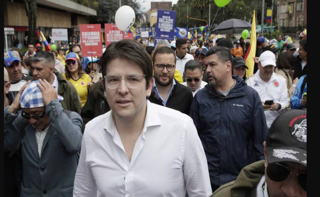 otografía de archivo del 23 de noviembre de 2024 del senador de la oposición Miguel Uribe (c) en Bogotá (Colombia). Uribe Turbay, uno de los aspirantes presidenciales del partido uribista Centro Democrático, fue herido a bala este sábado en un atentado durante un acto de campaña en Bogotá, informaron medios locales. (07/06/25) Foto: EFE
