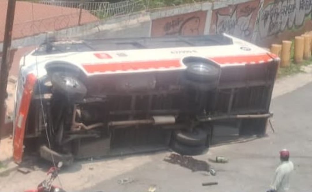 Presunta falla en los frenos provocó la volcadura. Foto especial