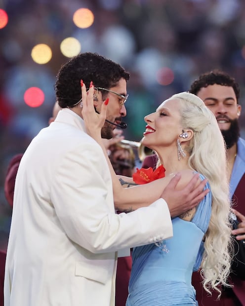 Lady Gaga fue la primera invitada especial del cantante puertorriqueño y apareció en el escenario para interpretar “Die with a Smile”, acompañada por una banda de salsa, para que después bailará con Bad Bunny su canción "Baile inolvidable". Foto: especial