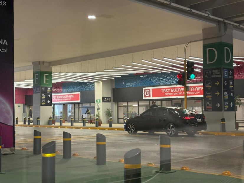 La nueva nomenclatura ya está lista en los dos accesos a los andenes del tren. Foto. Arturo Contreras. El Universal