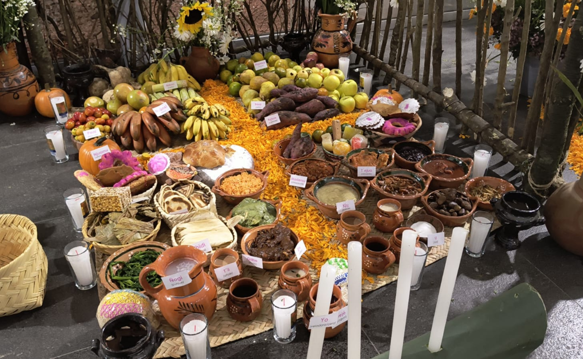 Cada estación realizó su ofrenda alusiva a su municipio o bien a grupos étnicos originarios del lugar. Foto Claudia Rodríguez