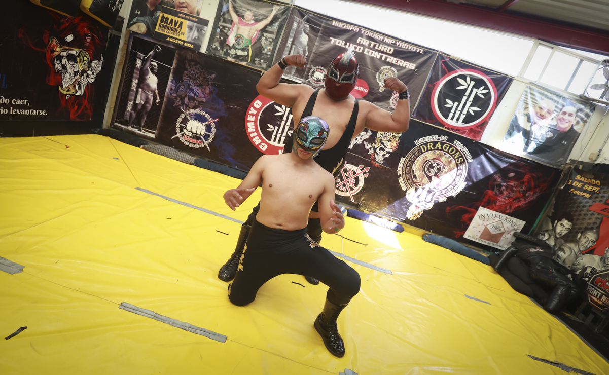 Dragón de Fuego comparte la misma pasión por la lucha libre junto a su hijo, quien porta con orgullo el legado de su padre y abuelo. Foto: Alejandro Vargas / El Universal Estado de México