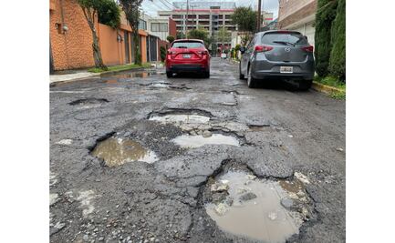 ¡Cuidado! Vecinos advierten presencia de más de 15 baches en calle de Toluca