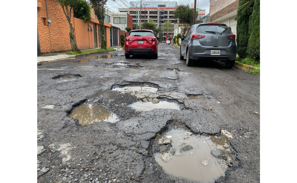 ¡Cuidado! Vecinos advierten presencia de más de 15 baches en calle de Toluca