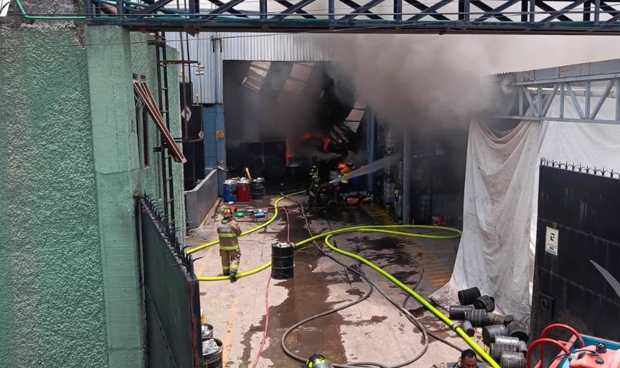 El incendio es en una bodega ubicada en la calle Cuarta Sur / Foto Especial
