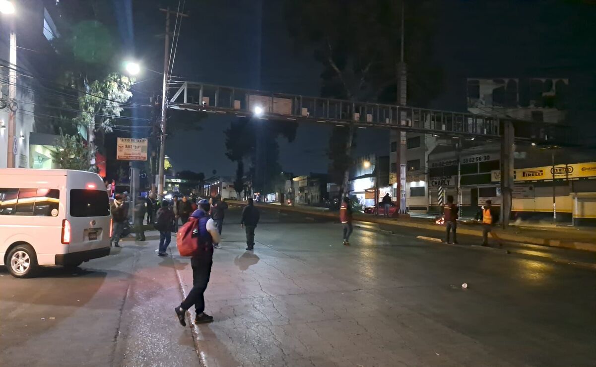 La semana pasada trabajadores de SAPASE levantaron el bloqueo tras acuerdo con la gobernadora Delfina Gómez sobre las prestaciones de fin de año. Foto: Emilio Fernández