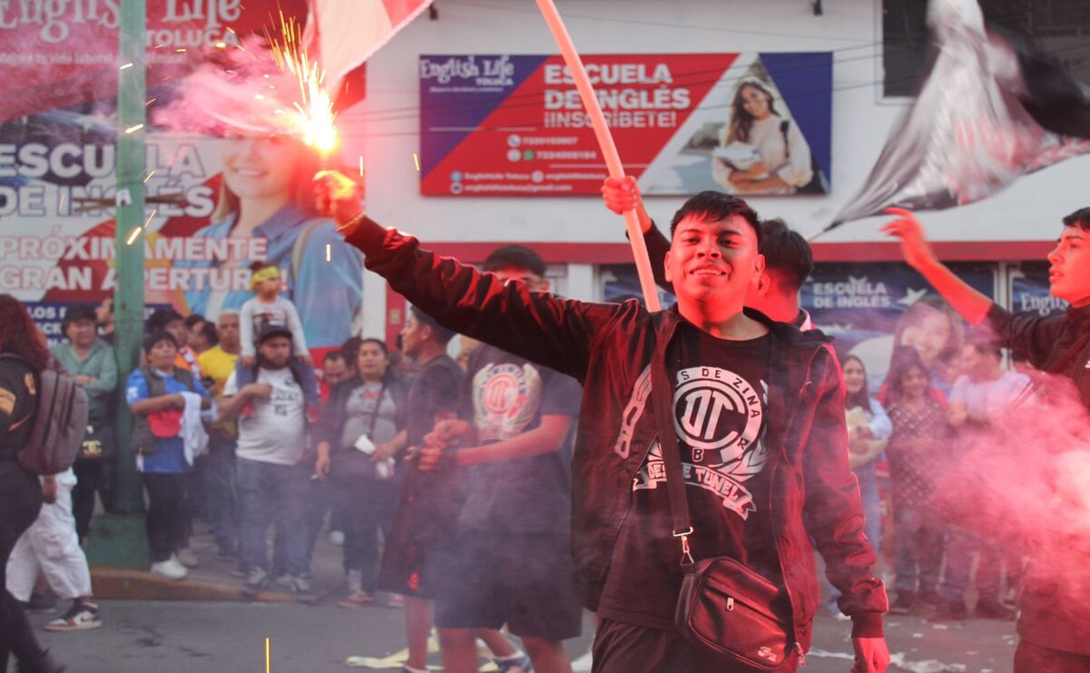 Afición del Toluca celebrando / Foto: Karen Aldama