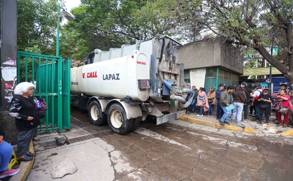 Un camión de bombeo entró para desazolvar el agua en el Hospital 53 / Foto Axel Sánchez/ EL UNIVERSAL