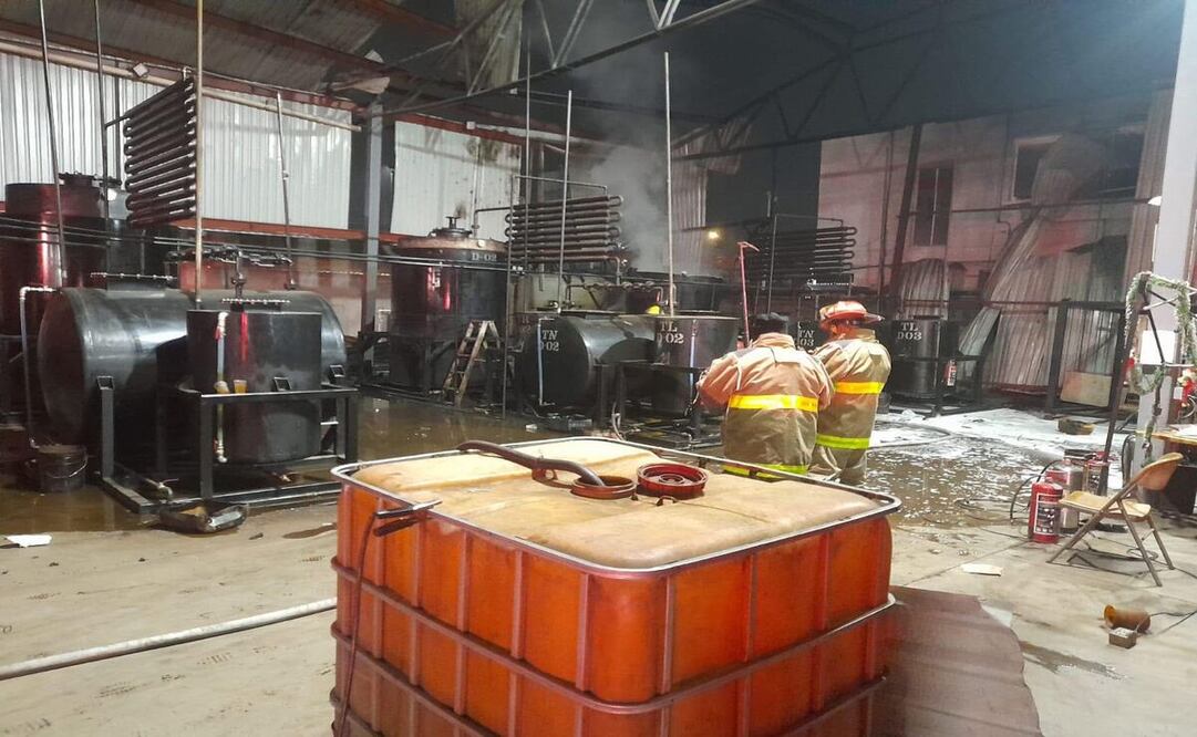 El incendio en una empresa de Tultitlán dejó tres personas heridas. Foto: Especial