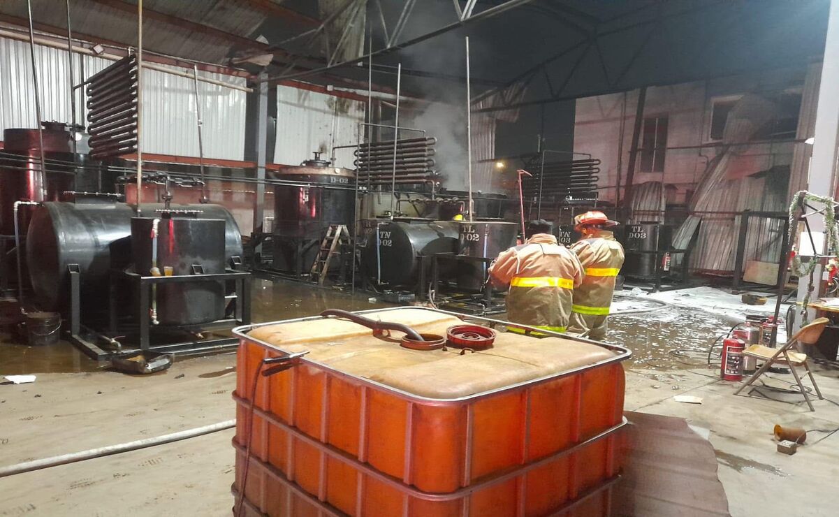 El incendio en una empresa de Tultitlán dejó tres personas heridas. Foto: Especial