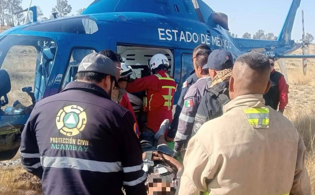 Tras el impacto, el camión se incendió; testigos rescataron al conductor del tráiler. Foto Especial