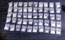 Detienen a dos hombres en posesión de 50 envoltorios de cristal