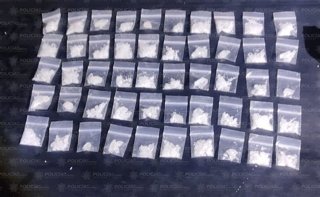 Detienen a dos hombres en posesión de 50 envoltorios de cristal