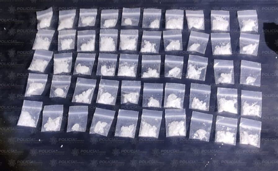 Detienen a dos hombres en posesión de 50 envoltorios de cristal