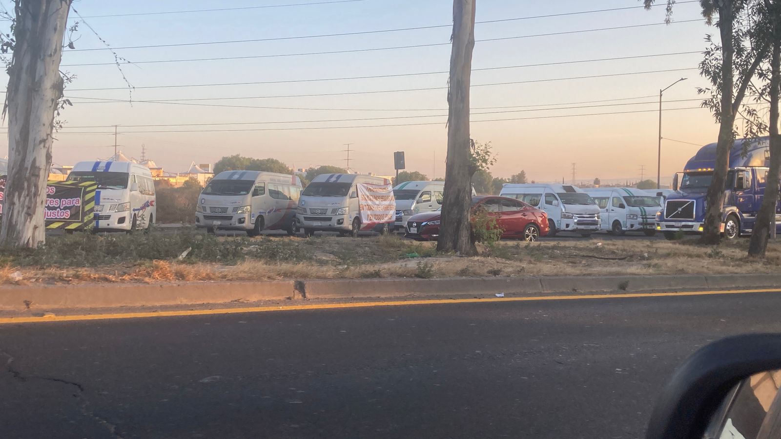 Los inconformes colocaron sus unidades para evitar el paso de automotores en esa zona de la metrópoli. Foto: especial