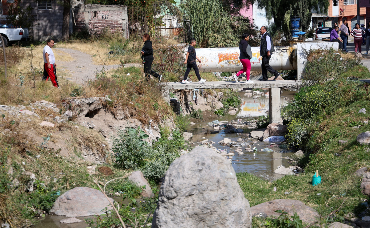 ¡Alerta! Puente colgante sobre aguas negras amenaza a vecinos de Ecatepec