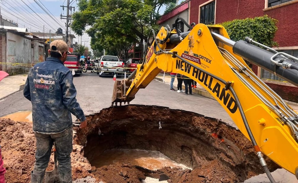 El hundimiento colapsó la calle 10 con una dimensión estimada de cinco metros de diámetro y dos metros de profundidad. Foto Especial