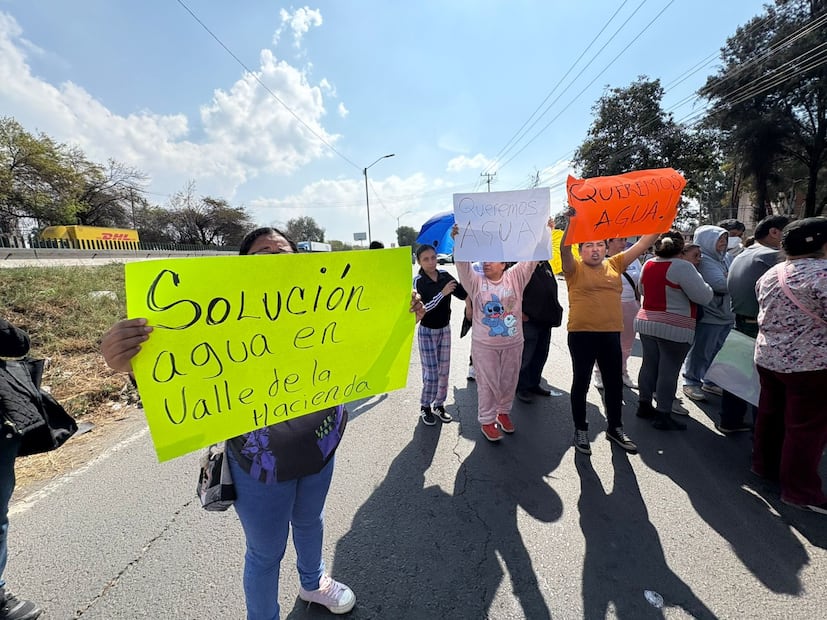 La altura de la colonia Valle de la Hacienda se convirtió en el epicentro del conflicto que paralizó el norte del Valle de México. Foto Arturo Contreras / El Universal