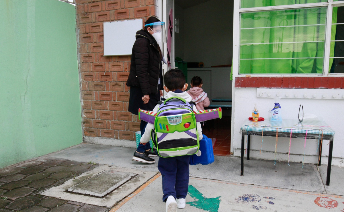 El Secretario de Educación, Miguel Ángel Hernández Espejel, anuncia el regreso del Operativo Mochila a las escuelas mexiquenses Foto: Alejandro Vargas