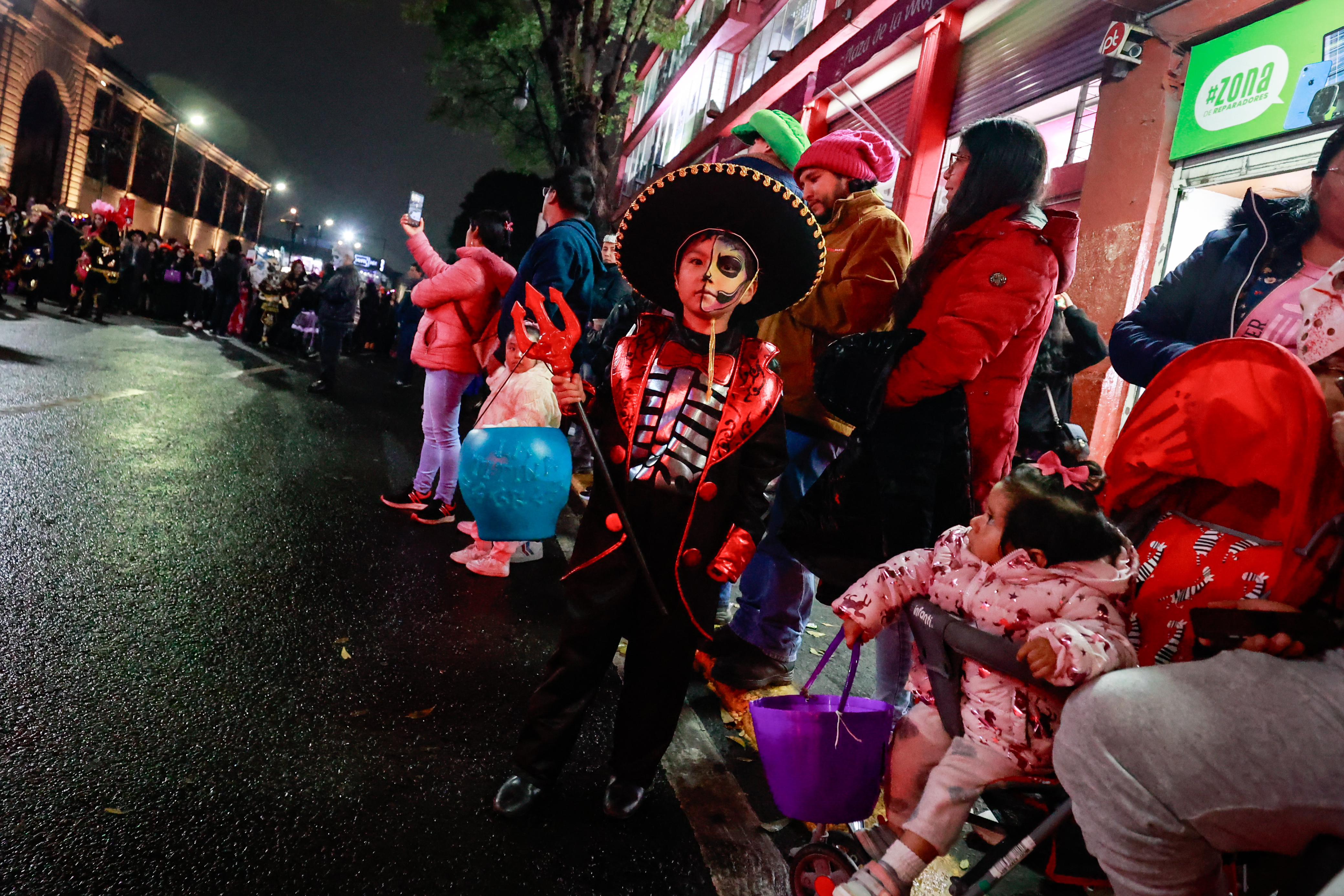 Los mas pequeños también aprovecharon para pedir "su calaverita". Foto Alejandro Vargas