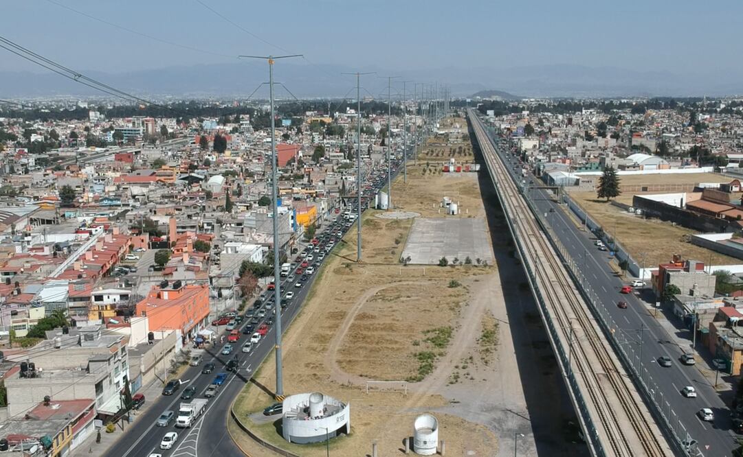Entre los proyectos a mediano plazo está la elaboración del plan para la recuperación del camellón del Tren " El Insurgente" como espacio público. Foto: Alejandro Vargas / El Universal Estado de México