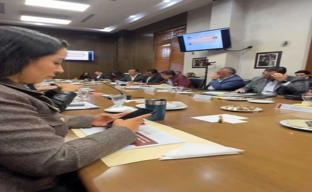 Morenistas y funcionarios del gobierno se encuentran para definir iniciativas como la reforma al Código Penal y la nueva Ley de Unidades Económicas / Foto: Especial