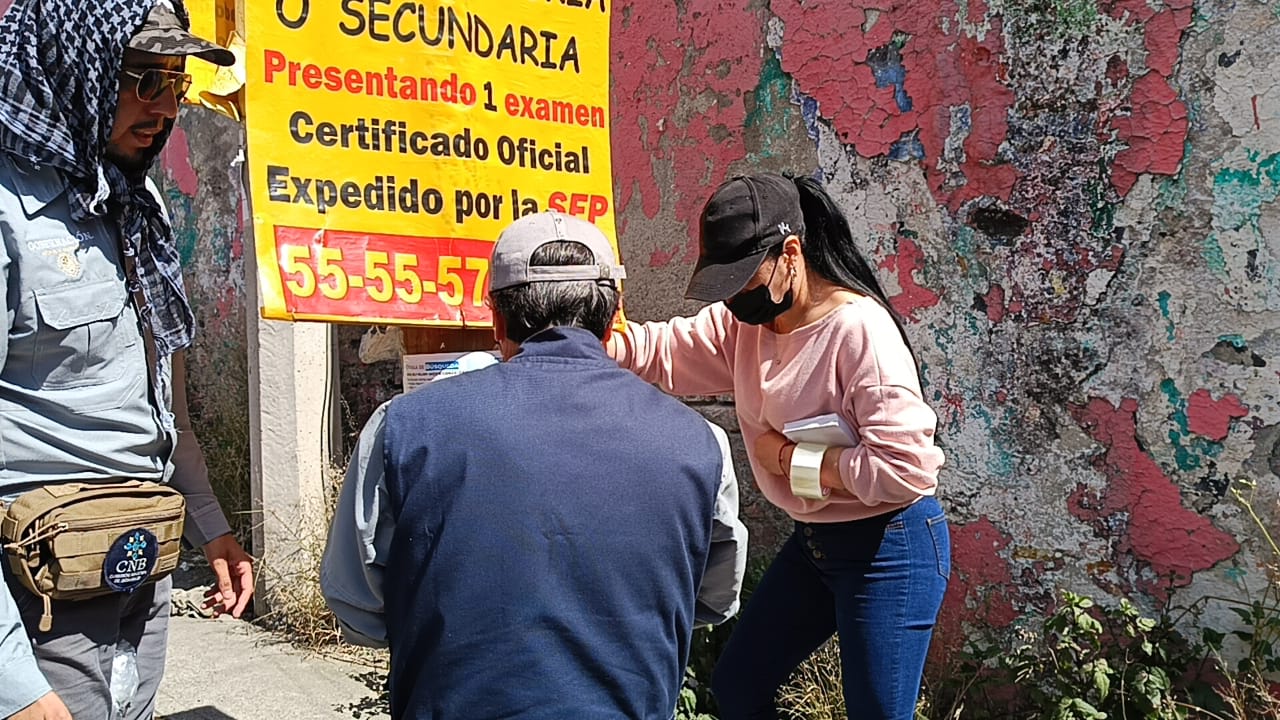 Recorren calles de San Rafael Chamapa para distribuir fichas de búsqueda con la esperanza de encontrar a Kimberly / Foto Gisela González