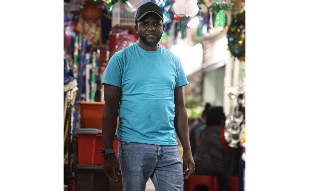 Francis, un migrante dominicano, sonríe mientras trabaja en el mercado de Ciudad Nezahualcóyotl / Fotos: Gabriel Pano