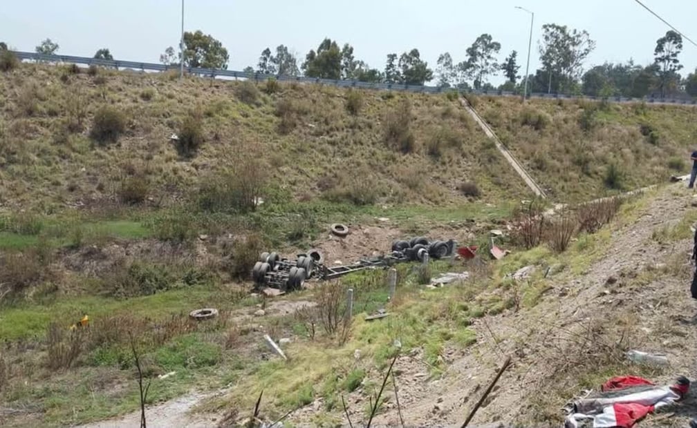 El tráiler de doble remolque quedó destruido a un costado de la carretera Texcoco-Calpulalpan. Foto Especial
