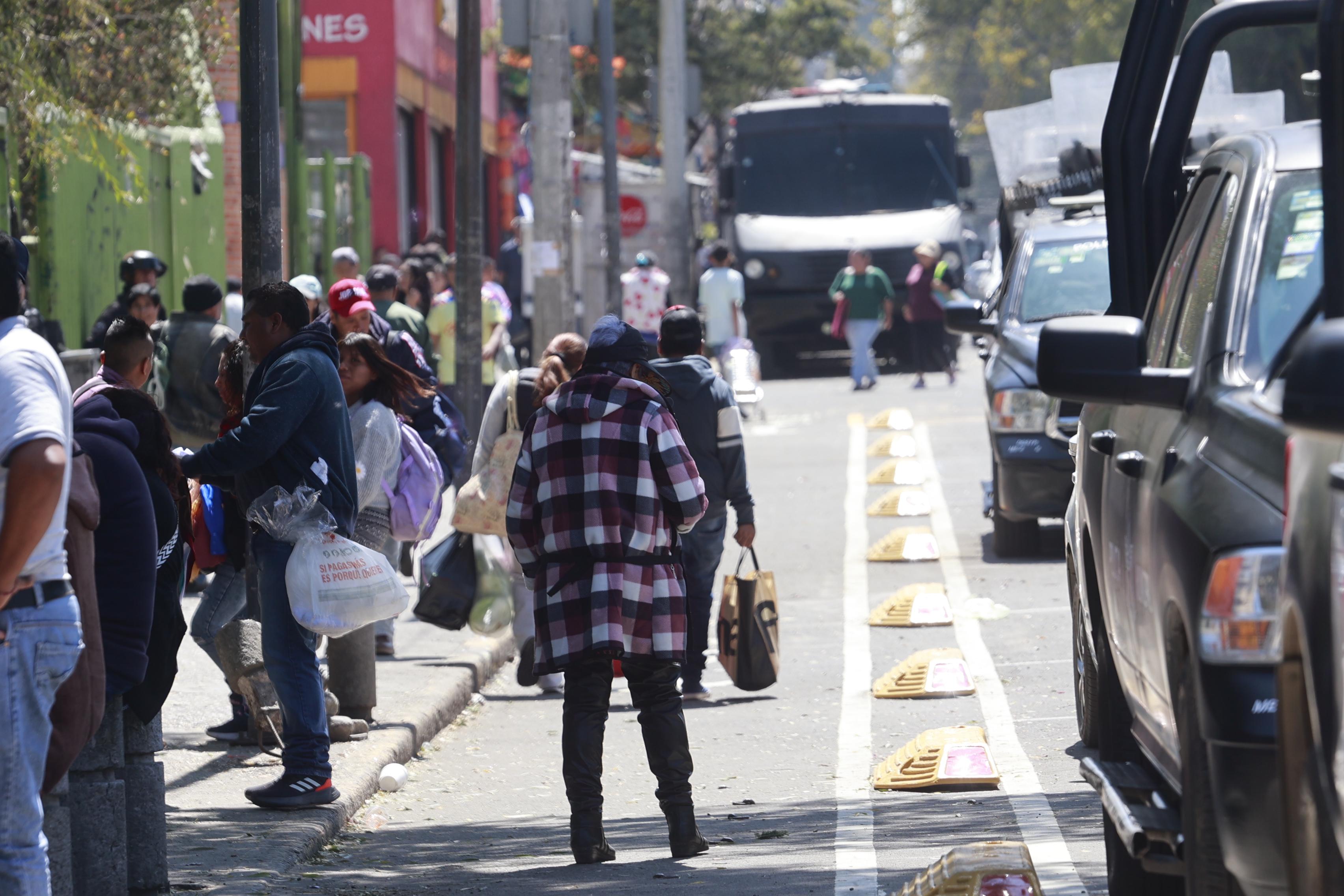 El problema es que las personas han utilizado la ciclovía como paso peatonal lo que impide el libre tránsito de los ciclistas. Foto: Alejandro Vargas