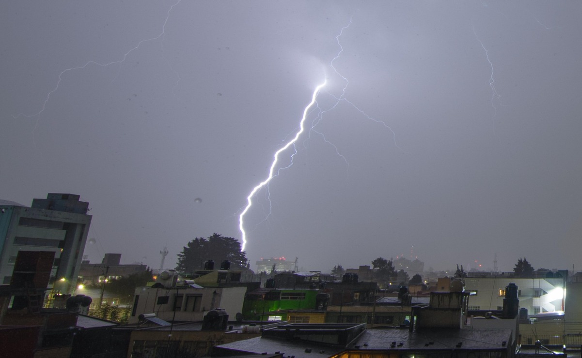 Es fundamental desconectar aparatos eléctricos dentro del hogar para evitar daños por descargas / Foto: Especial