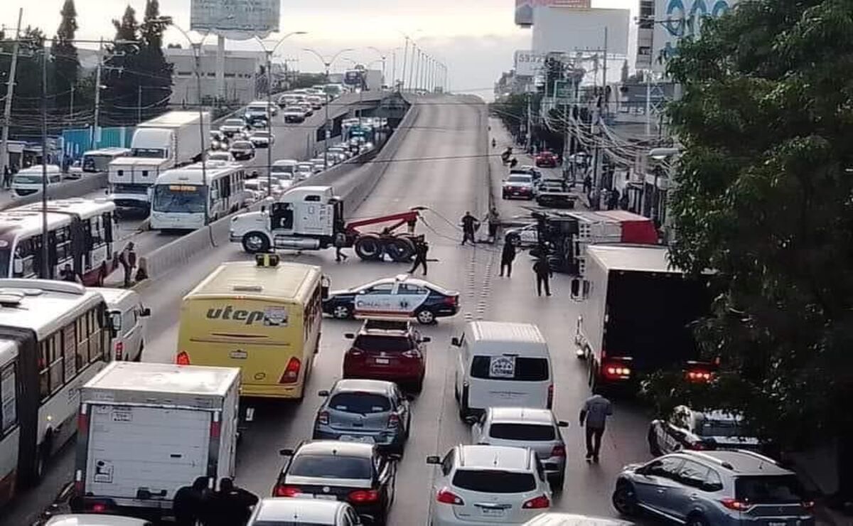 Camión se vuelca en la avenida López Portillo en Coacalco
