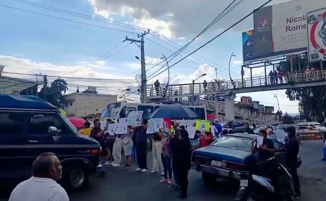 Manifestantes bloquean la carretera en Nicolás Romero exigiendo la localización de un chofer secuestrado. Foto: Especial