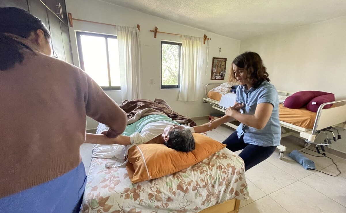 Carmen requiere de atención las 24 horas del día, entre fisioterapia, medicamentos, dieta y revisiones constantes después de haber sido declarada interdicta por aquel incidente que cambió la vida de toda esta familia. Foto: Michelle Sánchez