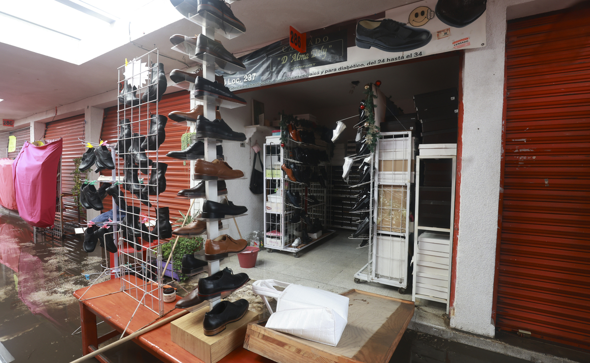 Los locatarios de la Plaza Naranja Procasma perdieron la mayoría de su mercancía derivado de las inundaciones.  Foto: Alejandro Vargas / El Universal Estado de México