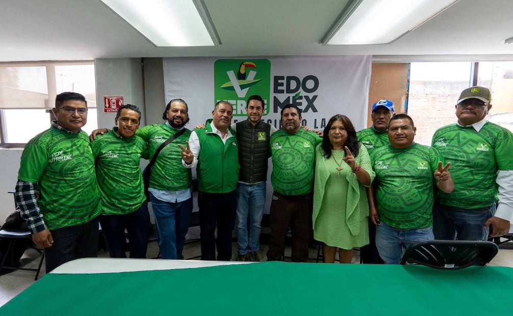 Oficializan la adhesión: Juan José Mora Remedios se coloca el chaleco verde junto a Pepe Couttolenc, líder estatal del PVEM. Foto Especial
