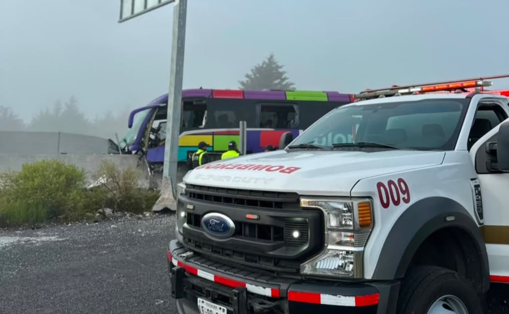 Unidades del SUEM y Protección Civil valoran a los 33 lesionados tras el percance vial de este lunes. Foto Especial