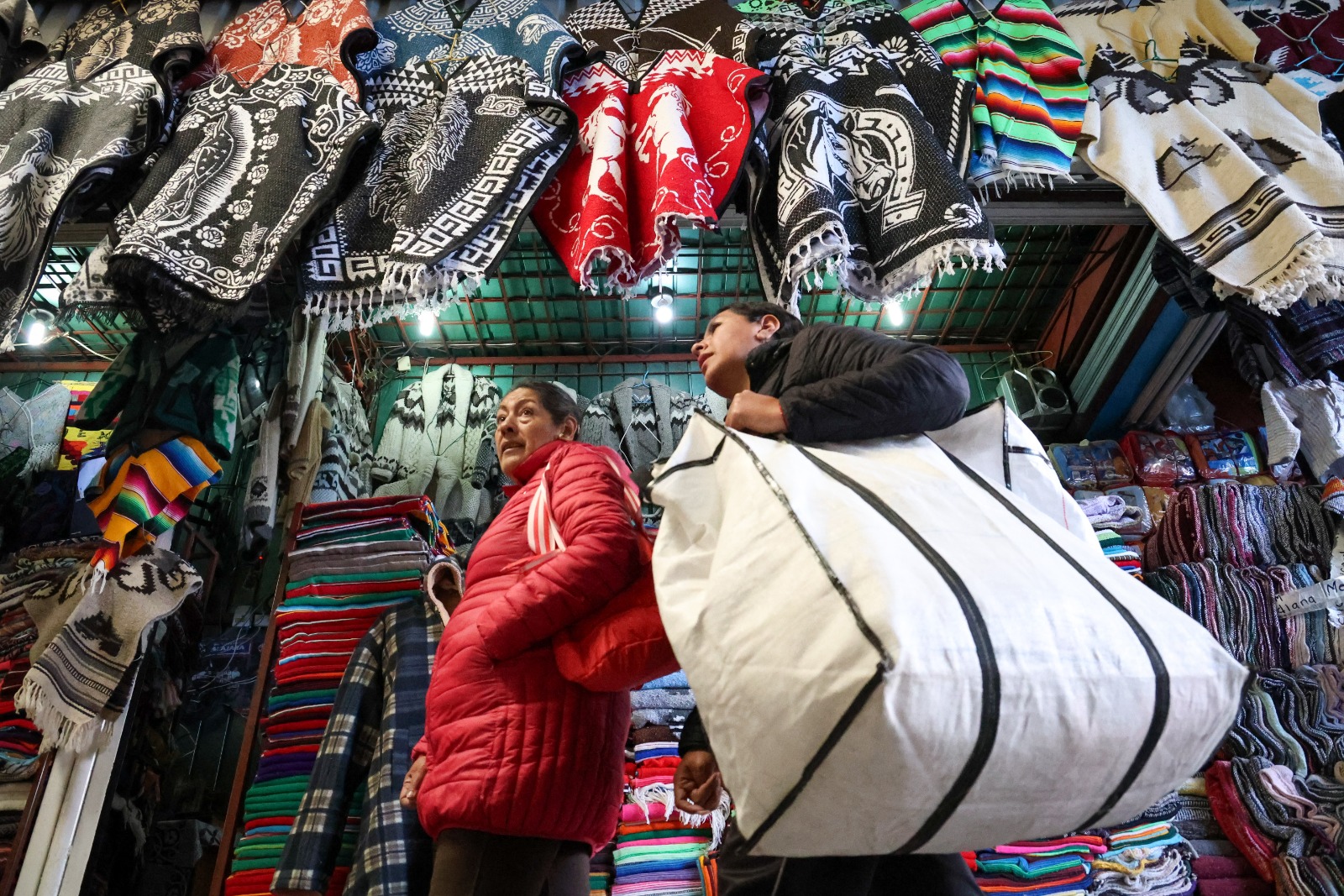 Aunque las prendas chinas han ganado terreno, clientes nacionales e internacionales acuden a Chiconcuac en busca de piezas a bajo costo y de buena calidad. Foto Luis Camacho
