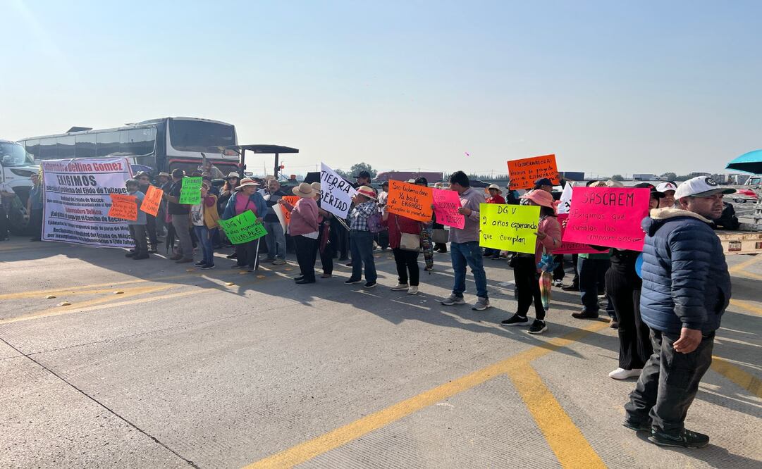 Ejidatarios de Tultepec bloquean el Circuito Exterior Mexiquense (CEM) / Foto Especial