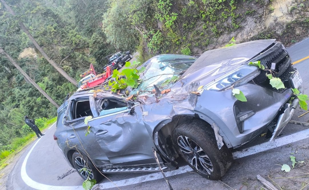La camioneta accidentada fue remolcada con el apoyo de dos grúas tras concluir las labores de rescate en la carretera federal. Foto Especial