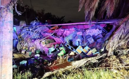 Tráiler se vuelca y se impacta contra vulcanizadora en Cuautitlán Izcalli