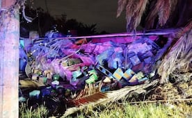 Tráiler se vuelca y se impacta contra vulcanizadora en Cuautitlán Izcalli