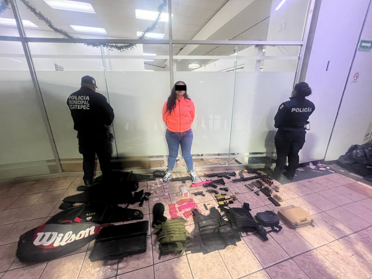 Una mujer fue detenida durante las acciones policiacas. Foto Especial