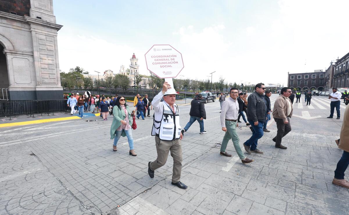 Los trabajadores comenzaron a salir con rumbo a la calle de Lerdo y sobre la calle Independencia / Foto Alejandro Vargas