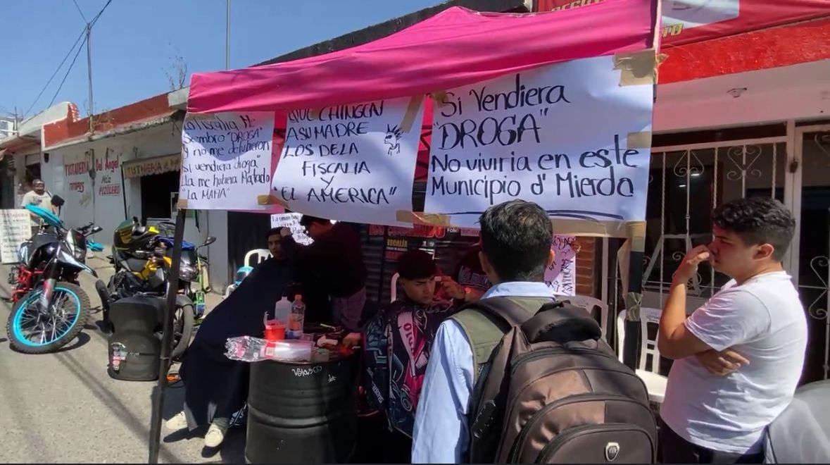 Los barberos afirman que la droga por la que fueron clausurados sus negocios les fue "sembrada" y que no están involucrados en actividades ilícitas. Foto Especial