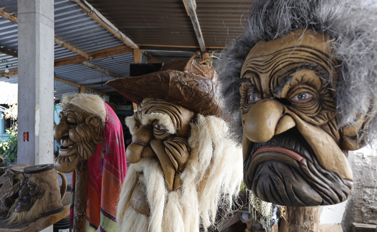 Manos expertas transforman la madera en arte. La creación de las máscaras de los Xitas es un proceso lleno de devoción y tradición. Foto: Jorge Alvarado