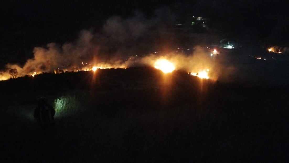 Personal de Protección Civil supervisa la zona de Jardines del Recuerdo, donde el fuego ha sido mitigado en un 80% Foto Especial