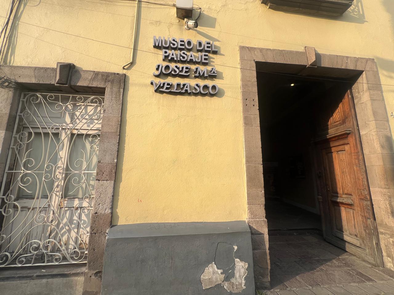 El Museo José María Velasco, que solía exhibir obras de artistas destacados, ahora solo presenta fotografías, y algunas piezas valiosas no están expuestas ni almacenadas adecuadamente. Foto Hanna Santillán