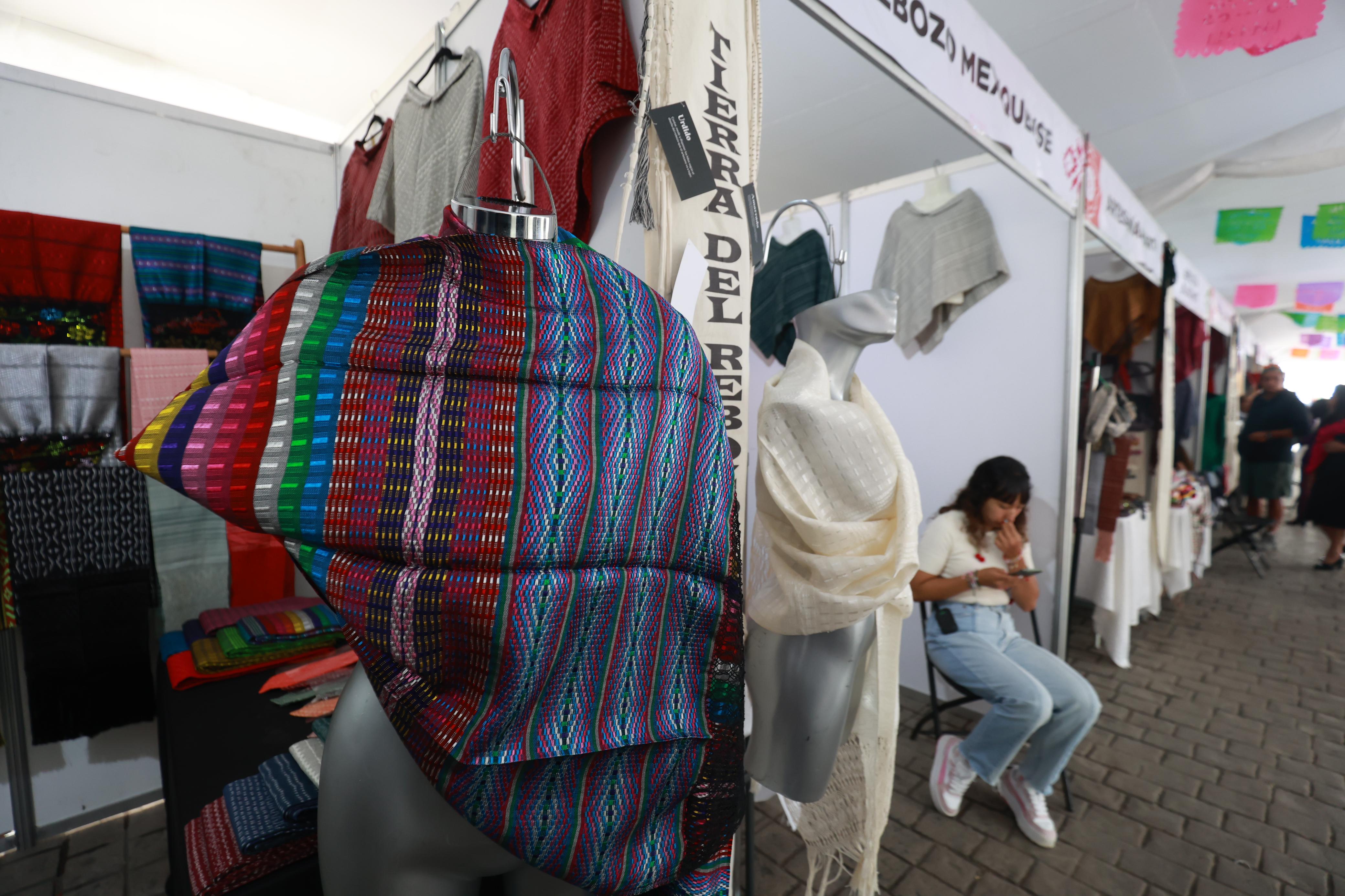 Tenancingo inició su vigésima segunda edición de la Feria del Rebozo donde 130 artesanos podrán ofertar durante tres días esta prenda típica del municipio. Foto: Alejandro Vargas EL UNIVERSAL